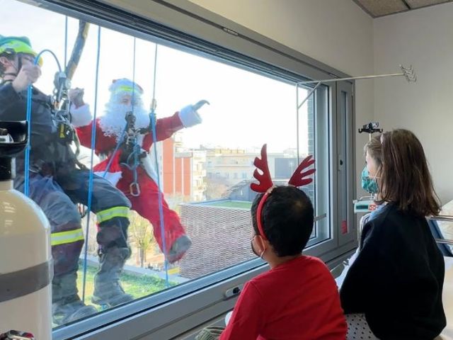 El Pare Noel visita un any més els nens de Pediatria de Sant Pau acompanyat dels bombers