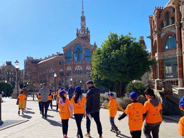 Els alumnes de l’escola Mas Casanovas recorren l’itinerari de la Cursa Científica de l’Hospital de Sant Pau