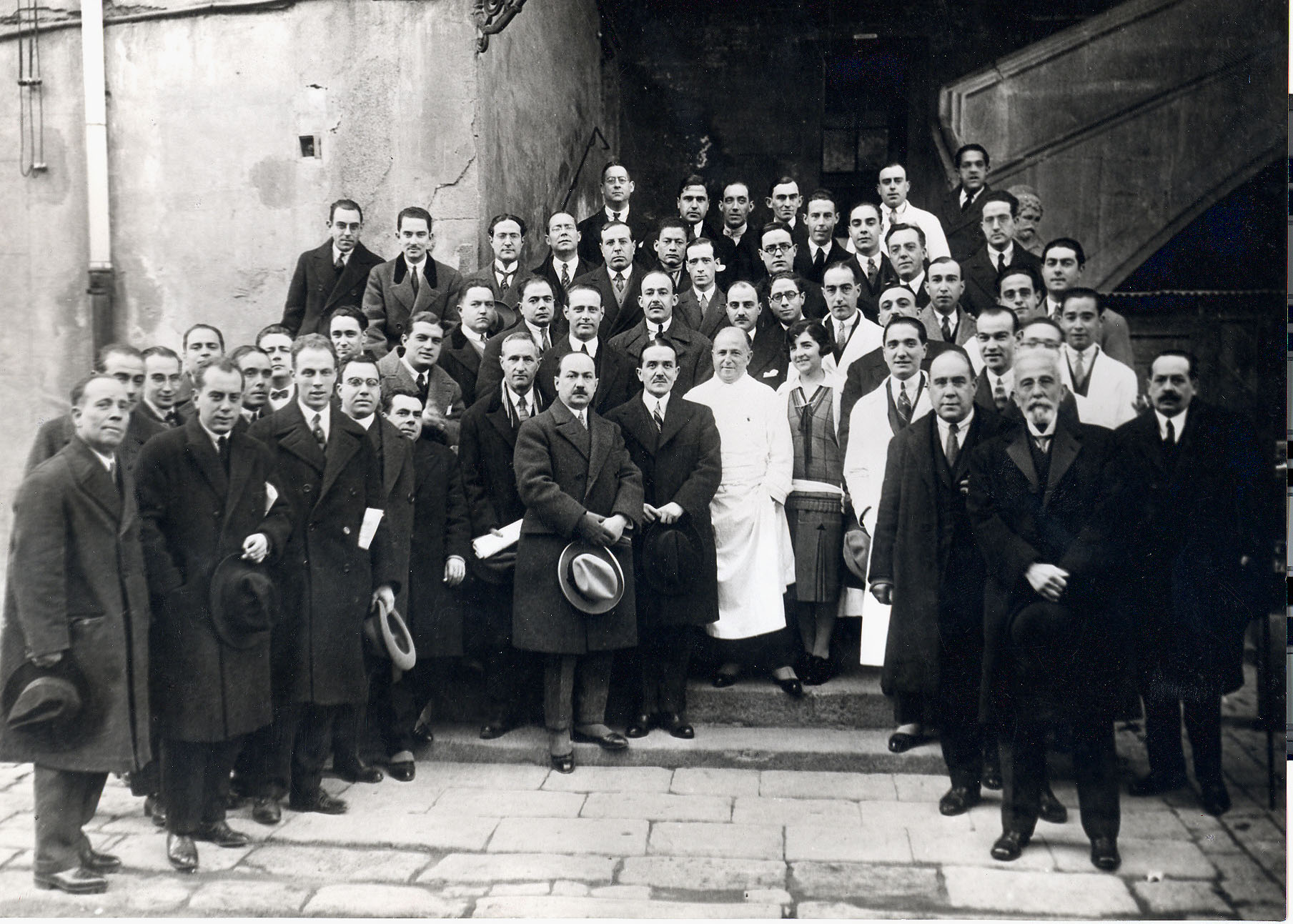 Equipo del Servicio de Patología Digestiva las escaleras del antiguo Hospital de la Santa Creu