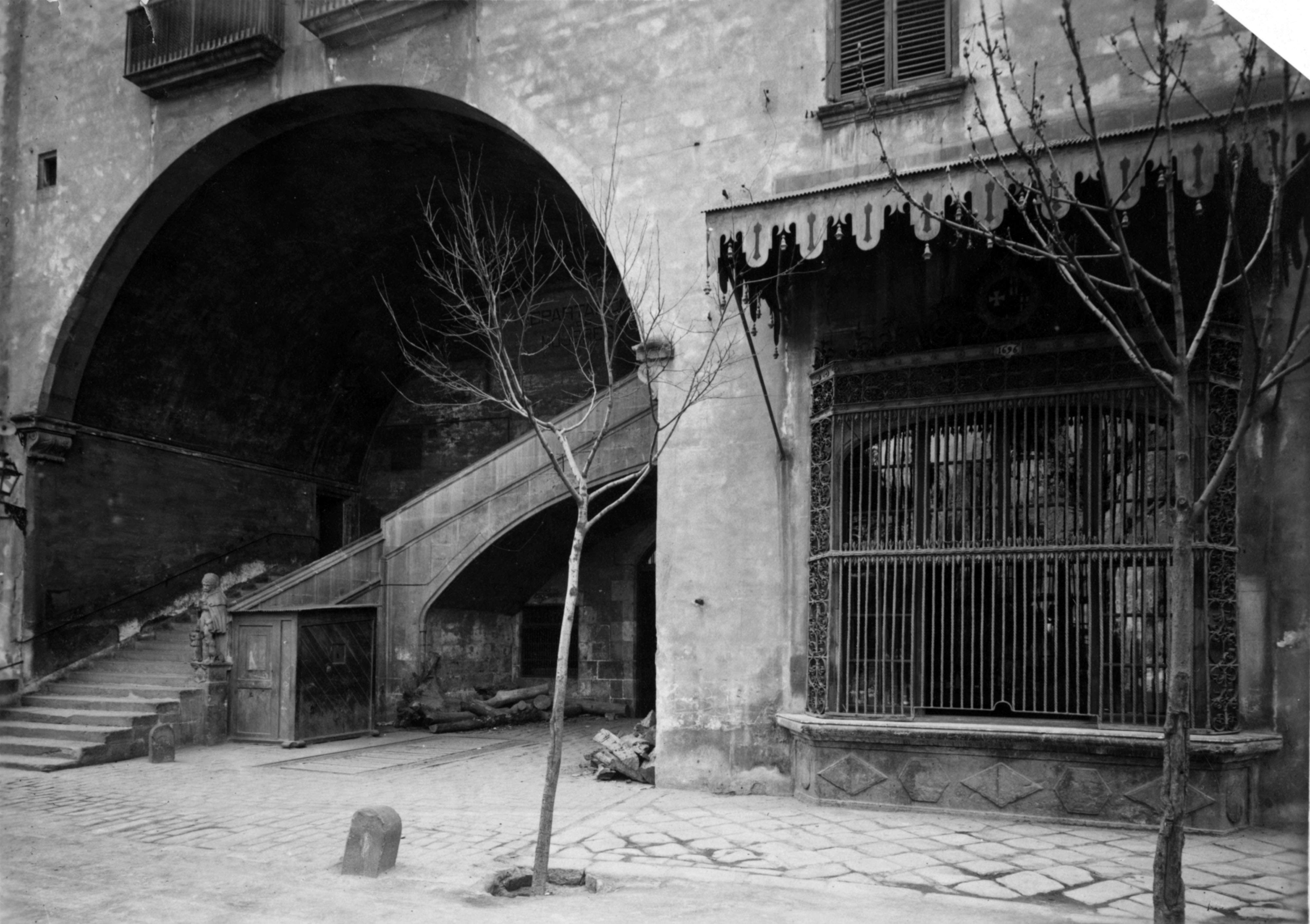 Escaleras del acceso de mujeres y oficina de Farmacia del Hospital de la Santa Creu - Calle Hospital de Barcelona