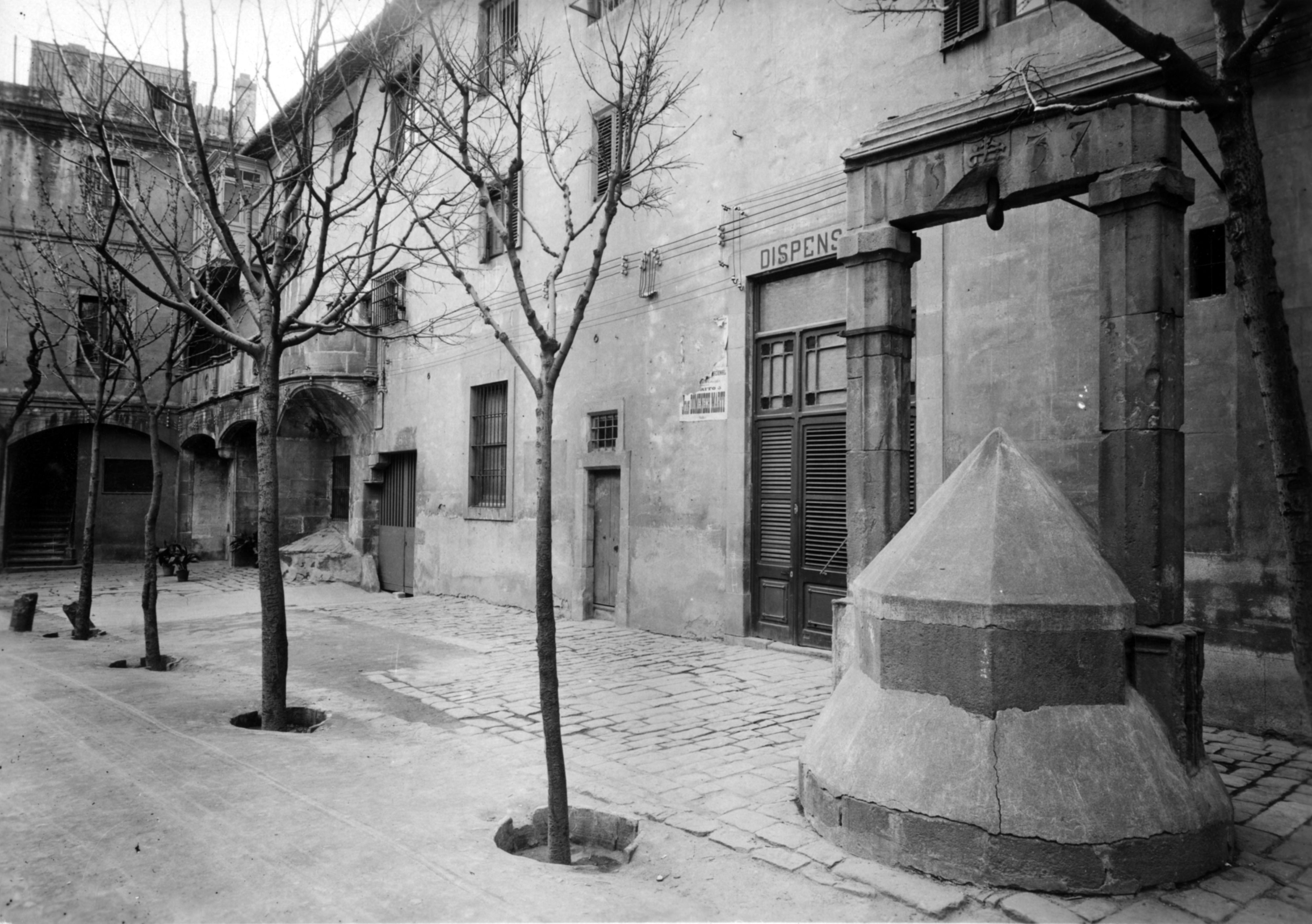 Patio renacentista del Hospital de la Santa Creu - Calle Hospital de Barcelona