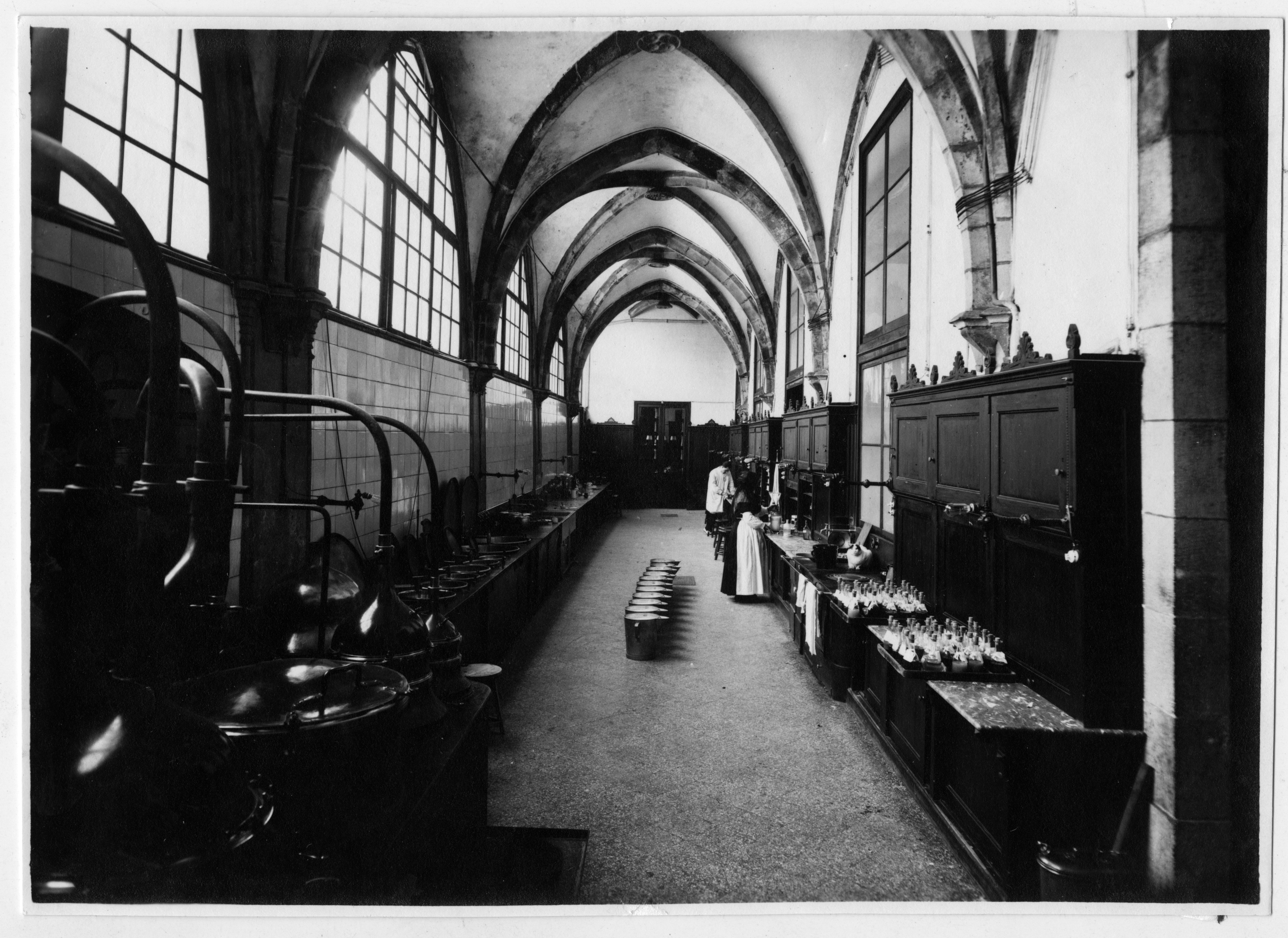 Sala de distribución de bebidas y medicamentos - Antiguo Hospital de la Santa Creu - Calle Hospital de Barcelona