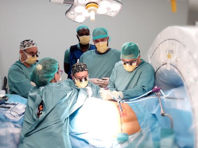 Sant Pau aplica una nova tècnica quirúrgica que permet fer tres cirurgies de columna lumbar en una única intervenció