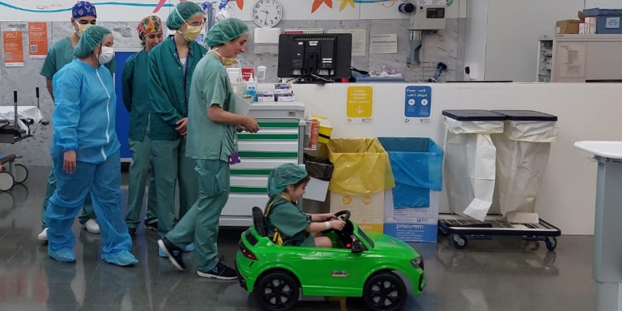 Sant Pau incorpora l’acompanyament familiar als quiròfans pediàtrics i introdueix cotxes elèctrics per als pacients més menuts
