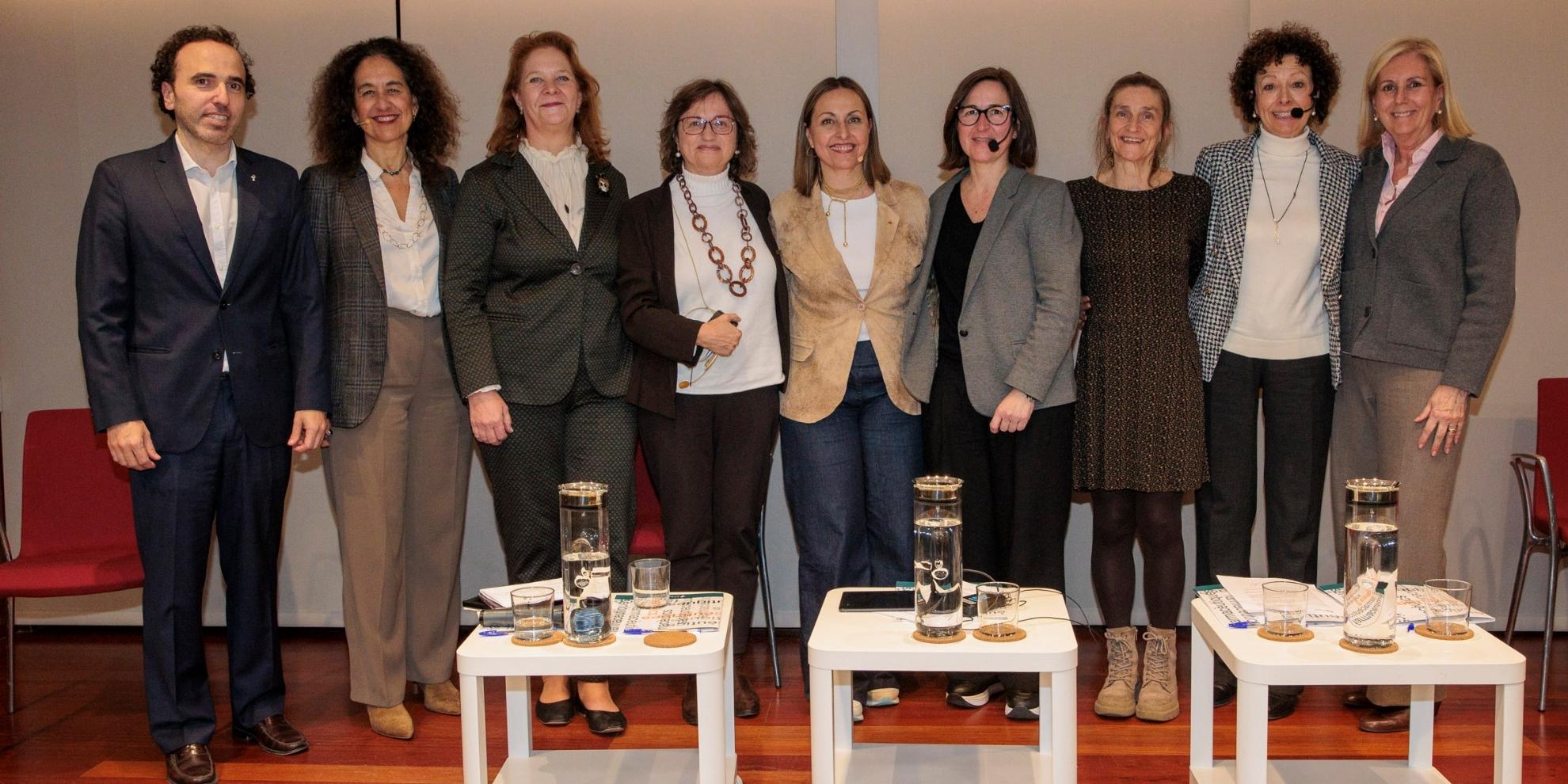 La manca de dones als assajos clínics, el retard de diagnòstic i la invisibilització del dolor femení, conseqüències del biaix de gènere en salut