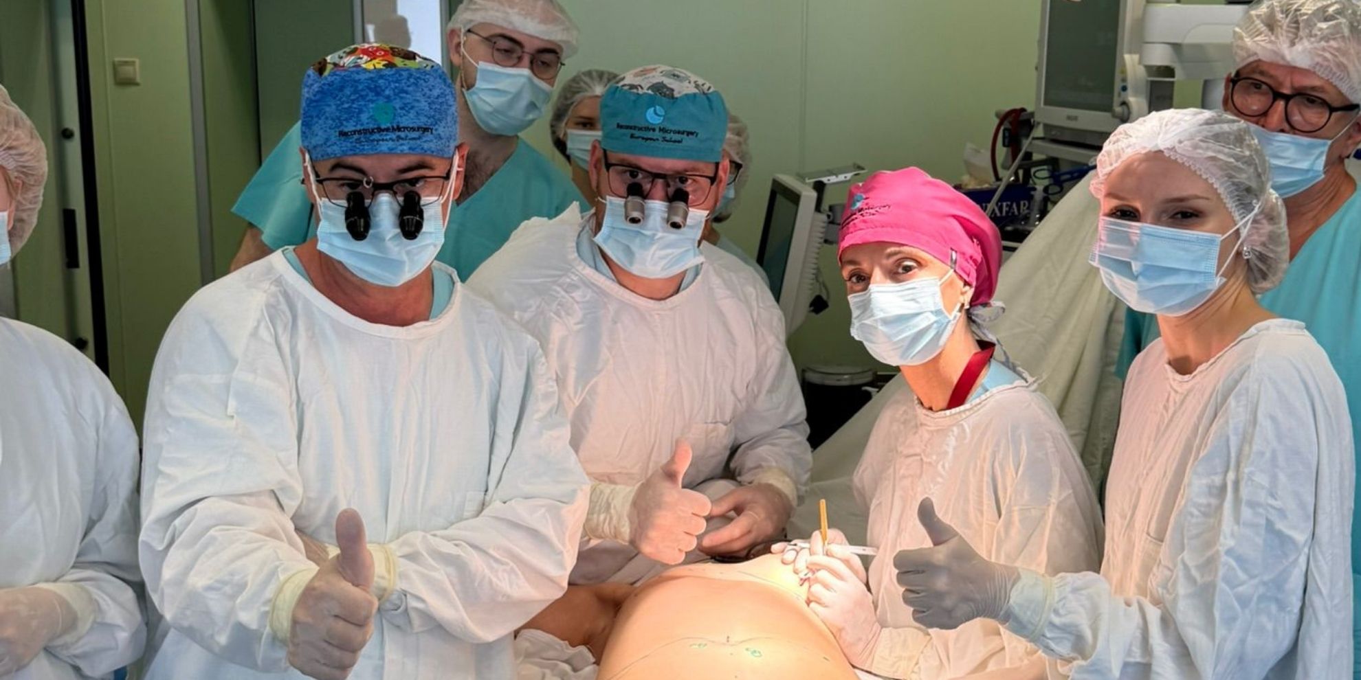 El Servei de Cirurgia Plàstica de Sant Pau participa en una missió humanitària internacional de microcirurgia reconstructiva a Bielorússia