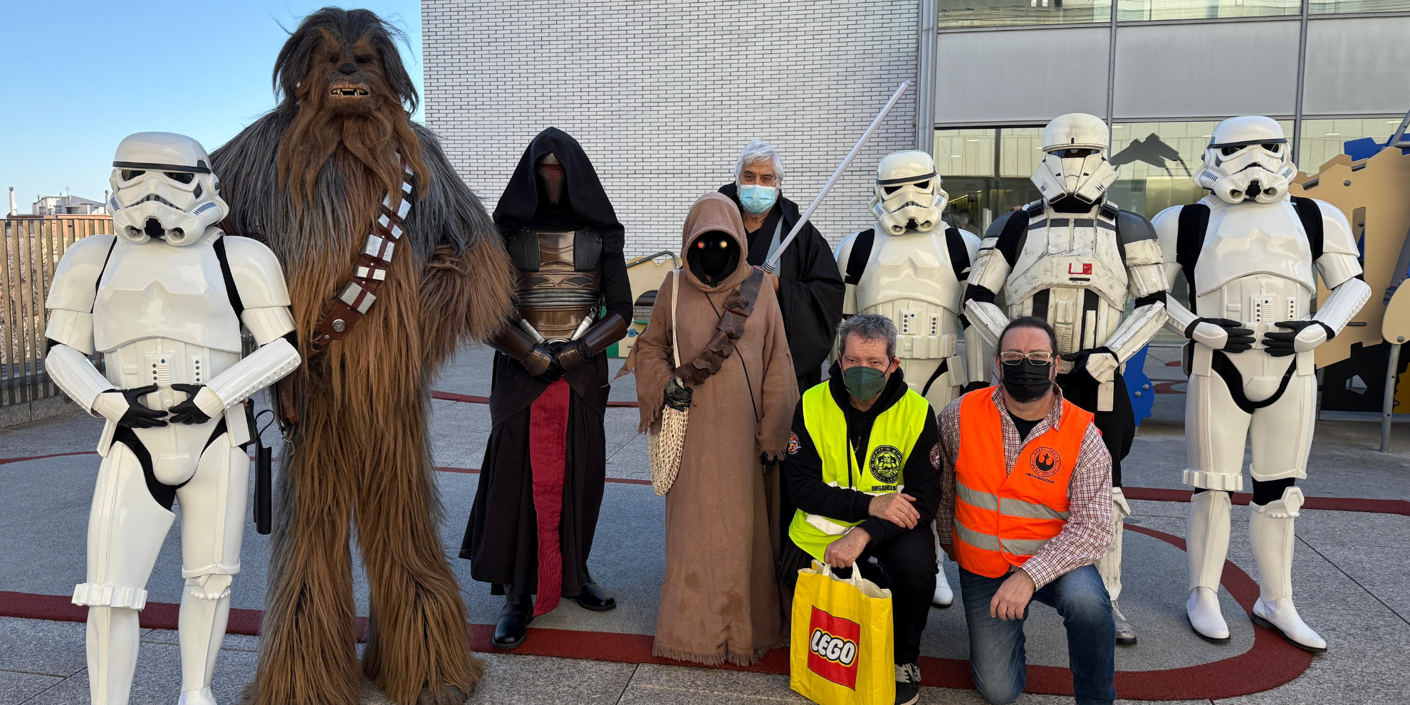 Els infants de l’Hospital de Sant Pau reben la visita de Star Wars