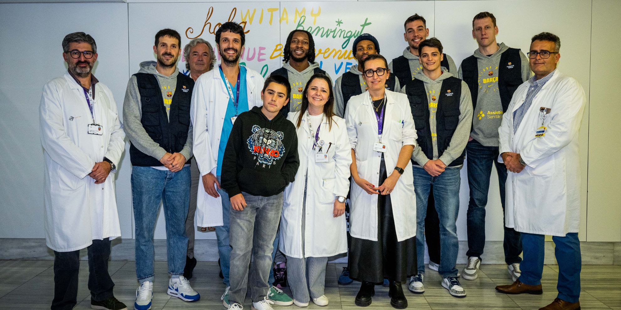 Els infants de Sant Pau reben la visita del primer equip de bàsquet del FC Barcelona